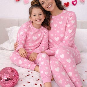 Pijamas de San Valentín para mamá y yo, pijamas a juego con estampado de corazones para madre e hija, ropa de dormir familiar bonita, conjunto de pijama Love imagen 8