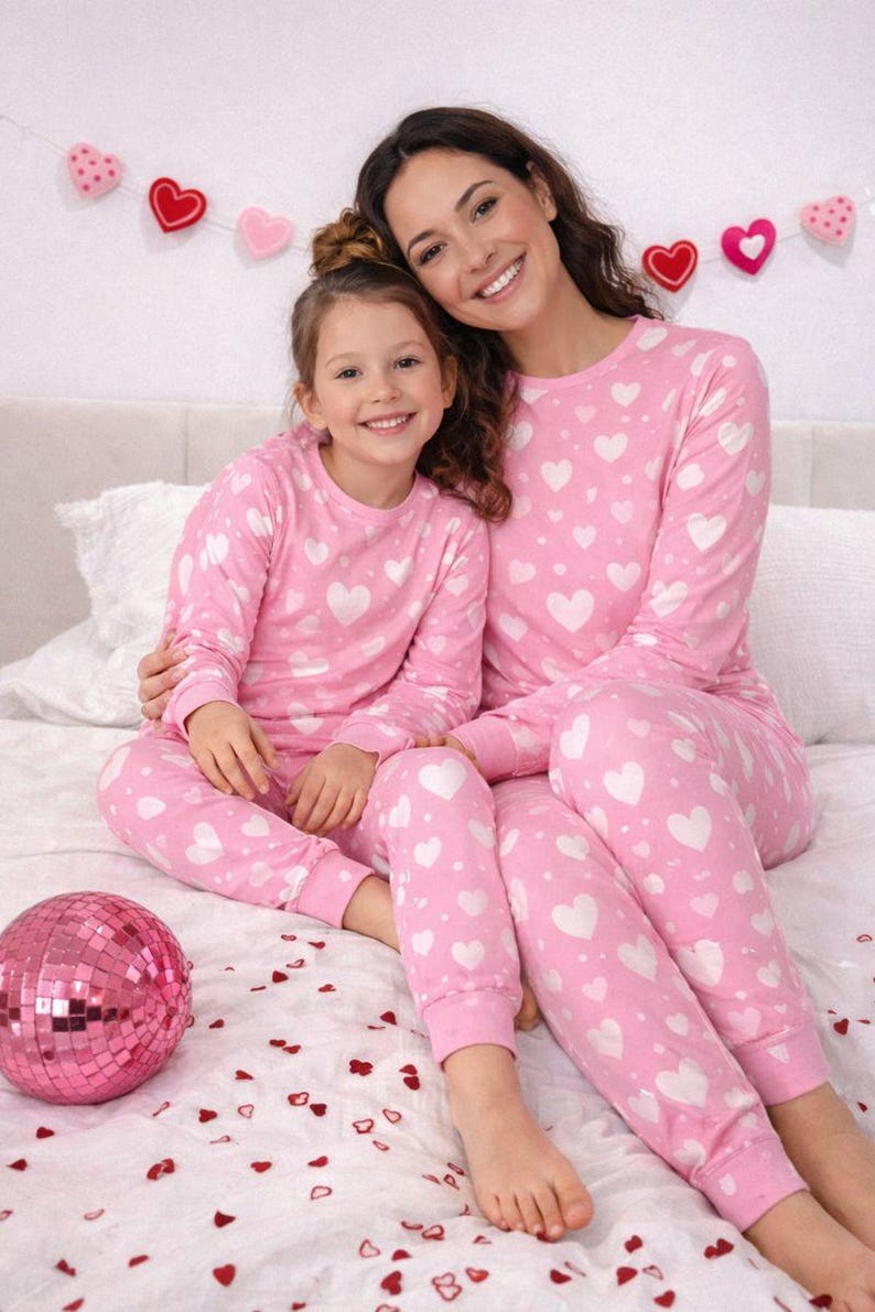 Pijamas de San Valentín para mamá y yo, pijamas a juego con estampado de corazones para madre e hija, ropa de dormir familiar bonita, conjunto de pijama Love imagen 8