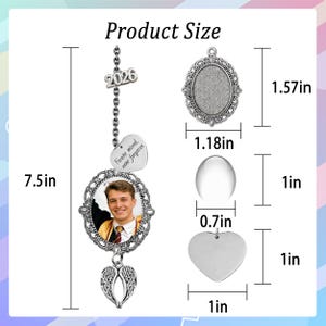Pu&ograve; includere: Un ornamento commemorativo argentato con cornice per foto, ali d'angelo e un ciondolo a forma di cuore. L'ornamento &egrave; lungo 19,05 cm e include il testo "Forever missed, never forgotten" e l'anno "2026".