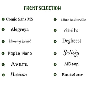 Pu&ograve; includere: Su sfondo bianco, un'intestazione verde recita "FRONT SELECTION". Sono elencate dodici opzioni di font, ciascuna con un numero e un nome, tra cui "Comic Sans MS", "Alegreya" e "Dancing Script".