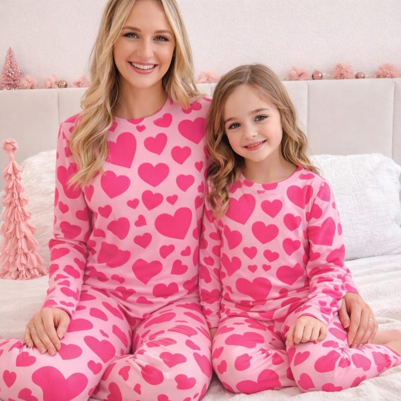 Pijamas de San Valentín para mamá y yo, pijamas a juego con estampado de corazones para madre e hija, ropa de dormir familiar bonita, conjunto de pijama Love 1