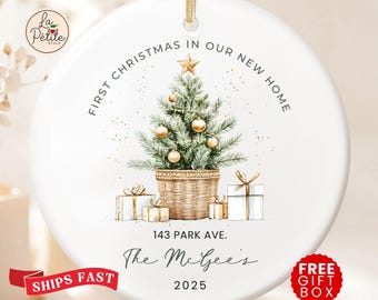 Könnte beinhalten: Ein rundes, weißes Keramikornament mit einer Aquarellillustration eines Weihnachtsbaums in einem geflochtenen Korb, verziert mit goldenen Kugeln und einem Stern. Text: FIRST CHRISTMAS IN OUR NEW HOME, 143 PARK AVE., The McGee's, 2025.