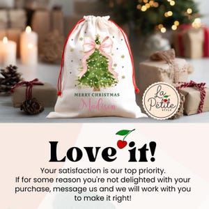 K&ouml;nnte beinhalten: Ein cremefarbener Stoffbeutel mit Kordelzug in Rot, verziert mit einer gr&uuml;nen Weihnachtsbaum-Illustration, einer gro&szlig;en rosa Schleife, goldenen Sternakzenten und dem Schriftzug Merry Christmas Madison in gr&uuml;ner und rosa Farbe.