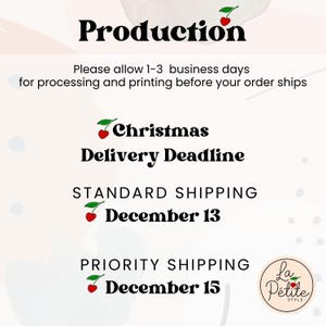 K&ouml;nnte beinhalten: Eine wei&szlig;e Informationsgrafik mit schwarzem Text und Kirschsymbolen. Der Text enth&auml;lt: Production, Please allow 1-3 business days for processing and printing before your order ships, Christmas Delivery Deadline, STANDARD SHIPPING December 13, PRIORITY SHIPPING December 15 und La Petite STYLE.