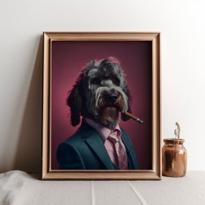 Labradoodle in abito grigio scuro che fuma un sigaro, stampa animale divertente, decorazione da parete per cani, arte amante dei caniArredamento per la casa Labradoodle, arte digitale