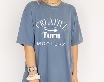 Maqueta de jeans azules Comfort Colors 1717, maqueta de camiseta oversize de moda, maqueta de camisa estética, maqueta de POD azul, maqueta de camiseta azul,