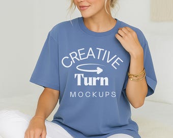 Maqueta de jeans azules Comfort Colors 1717, maqueta de camiseta oversize de moda, maqueta de camisa estética, maqueta de POD azul, maqueta de camiseta azul,
