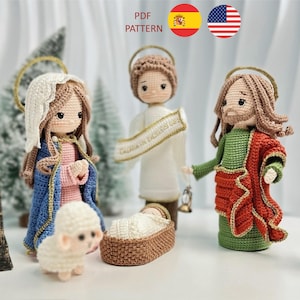 Könnte beinhalten: Handgefertigte gehäkelte Krippenszene mit Maria in einem blauen Umhang, Josef und Jesus in einer Krippe. Die Figuren haben Heiligenscheine und sind aufwendig gestickt. Ein kleines Lamm ist ebenfalls vorhanden. Der Text "PDF PATTERN" ist enthalten.