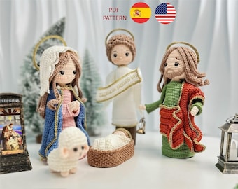 Könnte beinhalten: Handgefertigte gehäkelte Krippenszene mit Maria in einem blauen Umhang, Josef und Jesus in einer Krippe. Die Figuren haben Heiligenscheine und sind aufwendig gestickt. Ein kleines Lamm ist ebenfalls vorhanden. Der Text "PDF PATTERN" ist enthalten.