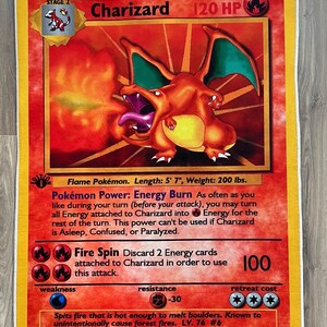 Puede incluir: Una carta coleccionable con Charizard, un Pok&eacute;mon de tipo fuego del Juego de Cartas Coleccionables Pok&eacute;mon. La carta es naranja, roja y amarilla con una imagen de Charizard escupiendo fuego. La carta tiene un poder llamado "Quemadura de energ&iacute;a" y un ataque llamado "Giro de fuego". La carta es del set 1995, 96, 98 Nintendo, Creatures, GAMEFREAK y es n&uacute;mero 4/102.