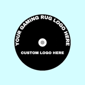 Puede incluir: Plantilla de logotipo de alfombra de juego circular en blanco y negro con el texto "YOUR GAMING RUG LOGO HERE" y "CUSTOM LOGO HERE".