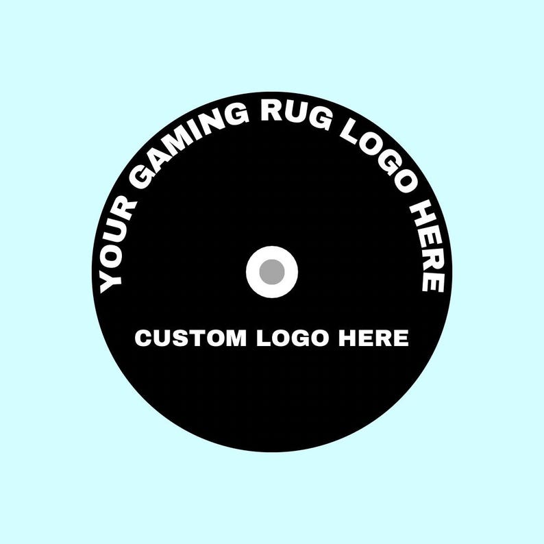 Puede incluir: Plantilla de logotipo de alfombra de juego circular en blanco y negro con el texto "YOUR GAMING RUG LOGO HERE" y "CUSTOM LOGO HERE".