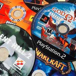 Puede incluir: Una colecci&oacute;n de cinco discos de videojuegos, incluyendo "Bully", "God of War", "Silent Hill 2", "World of Warcraft" y "Grand Theft Auto: San Andreas".