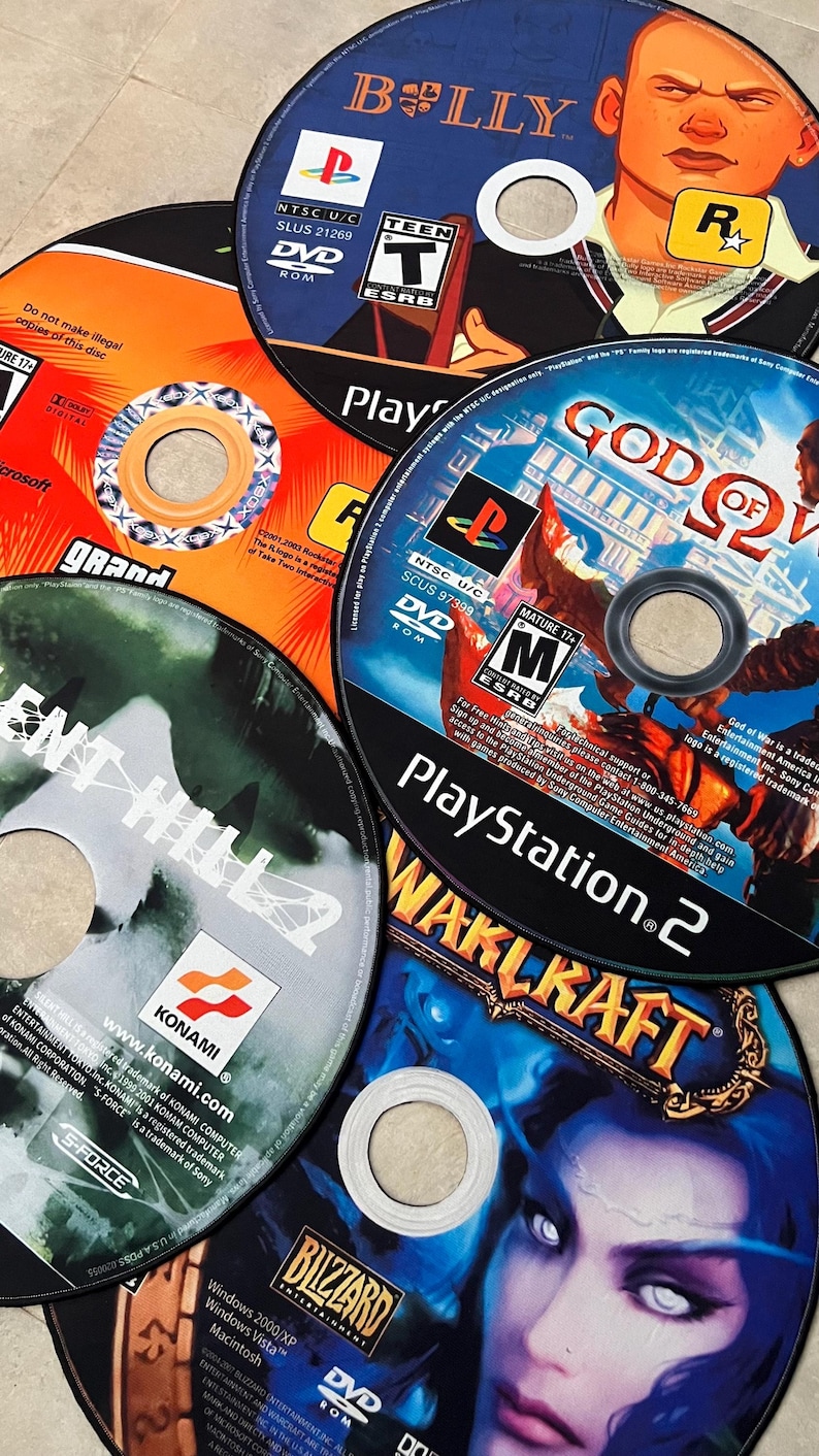 Puede incluir: Una colecci&oacute;n de cinco discos de videojuegos, incluyendo "Bully", "God of War", "Silent Hill 2", "World of Warcraft" y "Grand Theft Auto: San Andreas".