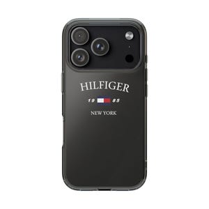 Puede incluir: Funda negra para iPhone con borde transparente. La funda muestra el texto blanco "HILFIGER" encima de "19 85 NEW YORK". Un pequeño diseño de bandera roja, blanca y azul está entre los números. Las lentes de la cámara del teléfono son visibles.