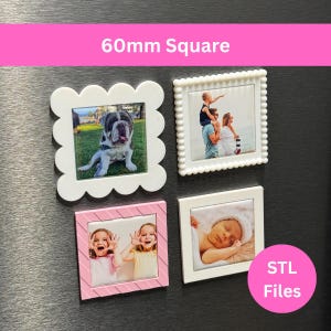 Puede incluir: Cuatro marcos de fotos cuadrados de 60mm con bordes distintos: un marco blanco festoneado, uno blanco con cuentas, uno rosa a rayas y uno blanco liso. Cada marco muestra una fotografía diferente, incluyendo un perro y una familia.