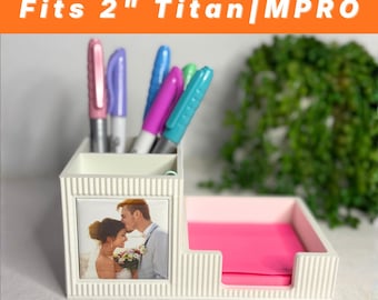 Organizador de escritorio magnético Titan MPRO de 2 pulgadas, soporte para bolígrafos y bandeja para notas (descarga digital)
