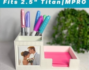 Organizador de escritorio magnético Titan MPRO de 2,5 pulgadas, soporte para bolígrafos y bandeja para notas (descarga digital)