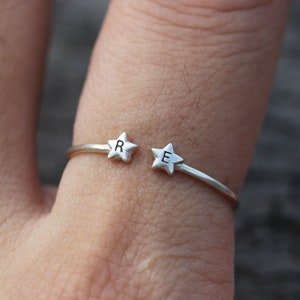 Anillo de estrella doble abierto personalizado, anillo de iniciales personalizado, anillos de él y ella, anillo de hermanas, anillo de mejor amigo, anillo de letra de plata esterlina