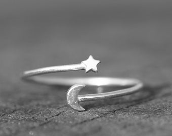 Sterlingzilveren ring met maan en ster: verstelbare hemelse sieraden