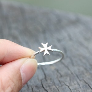 以下が含まれることがあります： マルタ十字の模様が施された銀の指輪