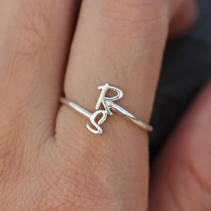 Anillo inicial abierto personalizado, anillo de iniciales personalizado, anillo inicial delicado, anillo de nombre de plata esterlina, anillo de letra, él y ella, idea de regalo para ella