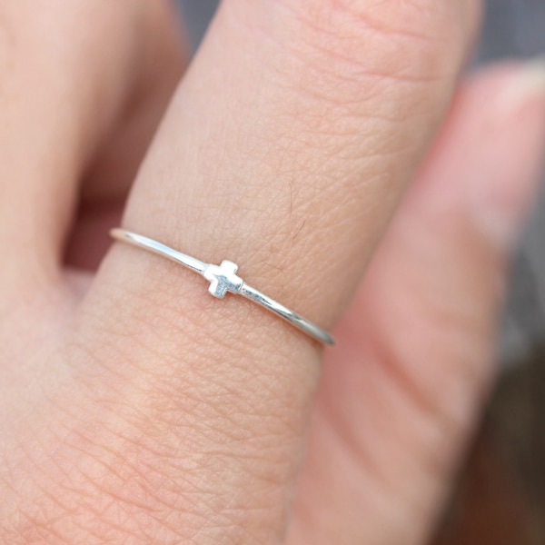 Sterlingzilveren zijwaartse kruisring: minimalistische religieuze sieraden