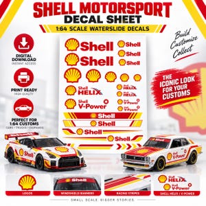 以下が含まれることがあります： 1:64スケールの水転写デカールシート。赤と黄色のシェルモータースポーツブランドロゴ、シェルヘリックスやVパワーのテキスト、レーシングストライプが含まれており、これらのデカールで装飾された2台の白いモデルカーと共に表示されています。