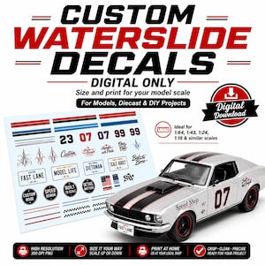 Op de afbeelding: Een digitaal downloadblad met aangepaste waterschuifstickers met racestrepen, de nummers 23, 07, 99 en diverse teksten zoals Fast Lane en Built to Scale, getoond naast een zilveren modelauto met bijpassende stickers aangebracht.