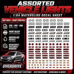 Op de afbeelding: Een 1:64 schaal waterslide decalvel met diverse voertuigverlichting, waaronder koplampen, achterlichten en markeringslichten. De digitale bestandsset bevat SVG-, PDF- en PNG-formaten. Het vel toont diverse rechthoekige en ronde lichtontwerpen in wit, rood en oranje voor het aanpassen van modelauto's.