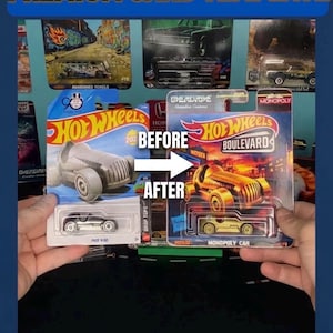 Può includere: Un'auto in scala 1:64 in un blister Hot Wheels, mostrata prima e dopo la personalizzazione. La confezione a sinistra contiene una Pass'n Gasser grigia, quella a destra una Monopoly Car dorata. Testo: DIECAST 1:64 SCALE, PREMIUM CARD TEMPLATE, BEFORE, AFTER, LEARN THE ART OF CUSTOMIZING! SEE THE FULL PROCESS.