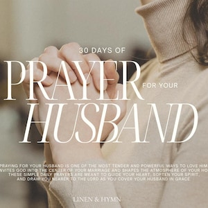 Puede incluir: Una imagen de enfoque suave presenta el texto "30 días de oración por tu esposo" en elegantes letras blancas. La imagen incluye a una persona que lleva un suéter de cuello alto beige con las manos entrelazadas. La parte inferior de la imagen incluye el texto "Linen & Hymn".