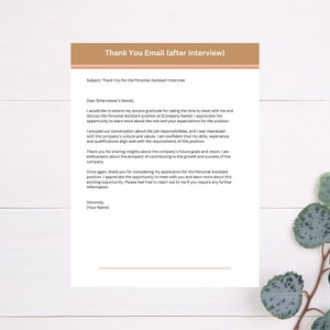 Pode incluir: Um modelo de e-mail de agradecimento para depois de uma entrevista de emprego. O e-mail inclui uma linha de assunto, uma sauda&ccedil;&atilde;o e um par&aacute;grafo do corpo que agradece ao entrevistador pelo seu tempo e expressa interesse na posi&ccedil;&atilde;o. O e-mail tamb&eacute;m inclui um encerramento e uma assinatura.