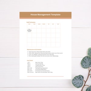 Pode incluir: Um modelo de gest&atilde;o de casa imprim&iacute;vel com um cronograma de pessoal, manuten&ccedil;&atilde;o e cronograma, e datas-chave. O modelo inclui um calend&aacute;rio semanal, uma lista de tarefas e responsabilidades, e uma lista de datas importantes.