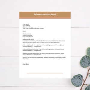 Pode incluir: Um modelo de carta de refer&ecirc;ncia. A carta inclui espa&ccedil;os para preencher o seu nome, endere&ccedil;o, e-mail, n&uacute;mero de telefone, data, nome do empregador, endere&ccedil;o do empregador e os nomes, cargos, organiza&ccedil;&otilde;es, endere&ccedil;os de e-mail e n&uacute;meros de telefone de tr&ecirc;s refer&ecirc;ncias.