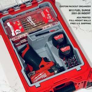 Puede incluir: Un organizador rojo Milwaukee Packout con un inserto gris personalizado para una herramienta M12 Fuel Surge 2551-20. Contiene un estuche de brocas, dos baterías, una punta y varias piezas pequeñas. Texto: CUSTOM PACKOUT ORGANIZER M12 FUEL SURGE 2551-20 INSERT ASA PRINTED FULL-HEIGHT WALLS.