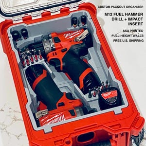 Puede incluir: Un organizador Milwaukee Packout rojo con un inserto gris personalizado para un taladro percutor y atornillador de impacto M12 Fuel. El inserto tiene paredes de altura completa y ranuras para brocas. Texto: CUSTOM PACKOUT ORGANIZER M12 FUEL HAMMER DRILL + IMPACT INSERT ASA PRINTED FULL-HEIGHT WALLS.