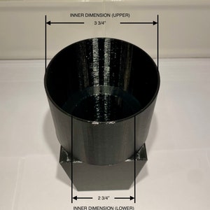 Peut inclure: Pot en plastique noir avec une base hexagonale. La dimension int&eacute;rieure de l'ouverture sup&eacute;rieure est de 9,5 cm et la dimension int&eacute;rieure de la base est de 7 cm.