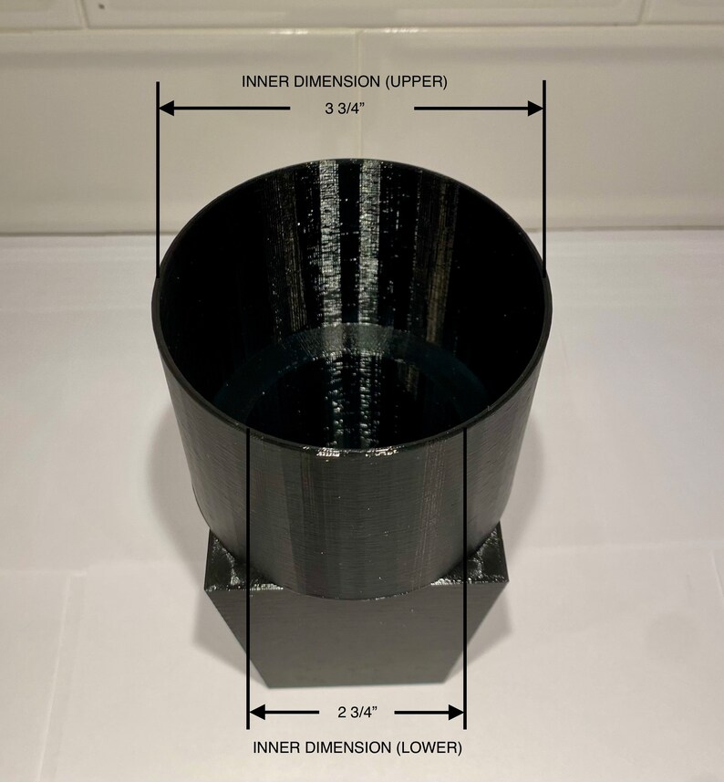 Peut inclure: Pot en plastique noir avec une base hexagonale. La dimension int&eacute;rieure de l'ouverture sup&eacute;rieure est de 9,5 cm et la dimension int&eacute;rieure de la base est de 7 cm.