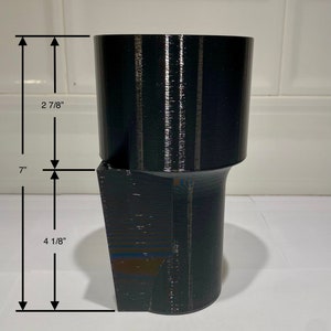 Peut inclure: Un vase cylindrique noir imprim&eacute; en 3D avec un sommet &eacute;vas&eacute; et une base carr&eacute;e. Le vase mesure 17,8 cm de haut, 7,3 cm de large en haut et 10,5 cm de large en bas.