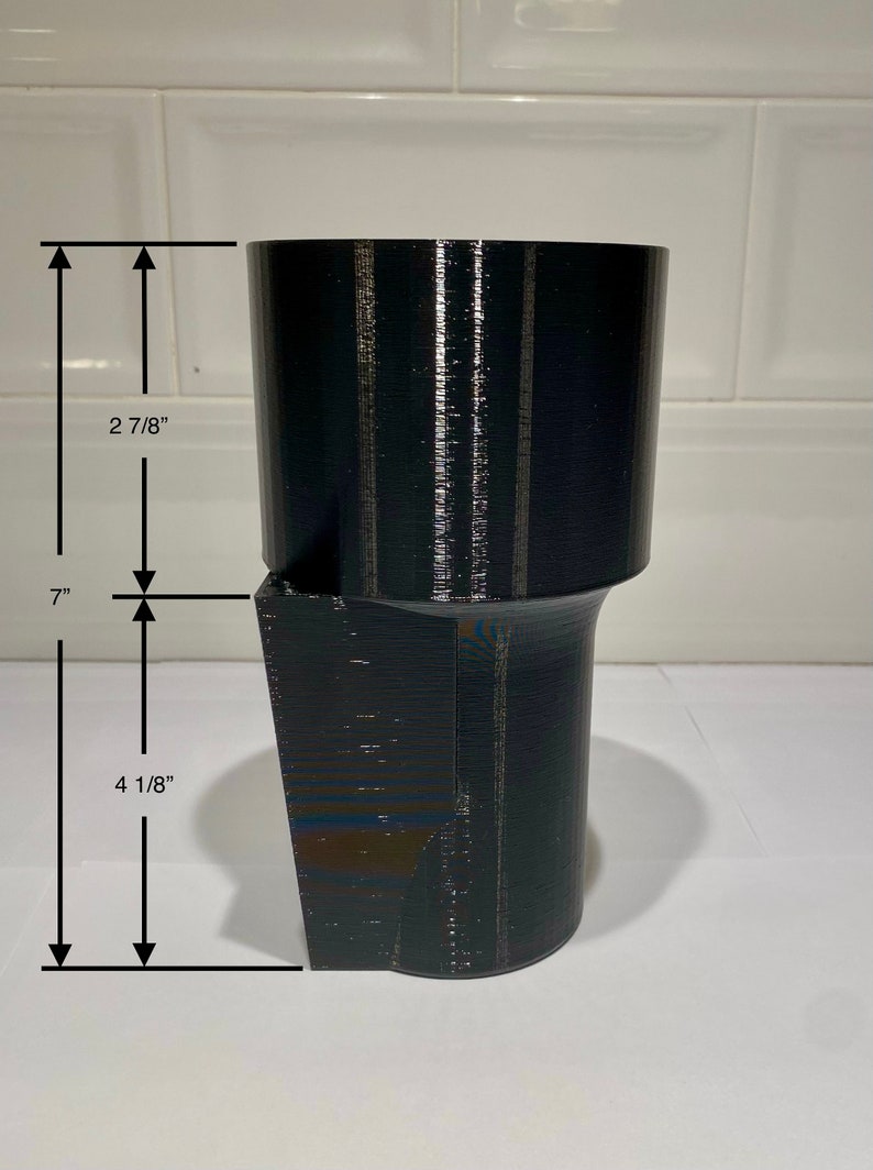 Peut inclure: Un vase cylindrique noir imprim&eacute; en 3D avec un sommet &eacute;vas&eacute; et une base carr&eacute;e. Le vase mesure 17,8 cm de haut, 7,3 cm de large en haut et 10,5 cm de large en bas.