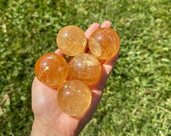 Esfera de calcita de miel arcoíris con gemas Calcita de miel óptica