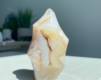 Fleur d'agate druzy agate rose, décoration en cristal d'agate rose, sculpture sur cristal à la pointe de la flamme