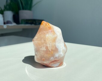 Agate florale Sculpture sur cristal de guérison à la flamme