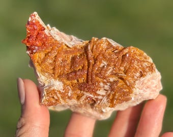 Belle vanadinite naturelle avec amas de barytine