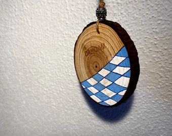 Liebevoll Handbemalte „Dahoam“ Holzscheibe zum Frühlingsanfang. Weiß Blaues Rautenmuster aus Acrylfarben. Durchmesser ca. 8cm