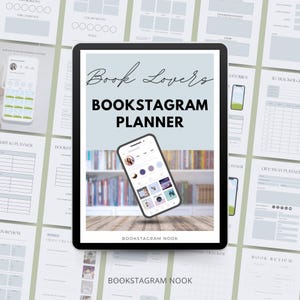 Puede incluir: Un planificador digital para amantes de los libros, con el texto "Book Lovers BOOKSTAGRAM PLANNER" en una tableta. Un smartphone muestra un perfil de redes sociales. Varias páginas del planificador rodean la tableta, con títulos como "Hashtag Planner" y "Book Review."