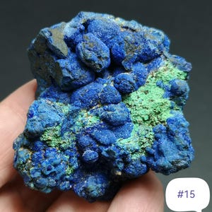 Pode incluir: Um espécime de azurita e malaquita com um padrão de cor azul e verde. O espécime tem uma superfície áspera e texturizada. #15