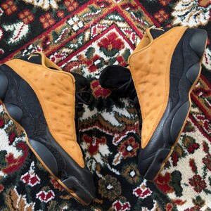 Op de afbeelding: Een set van drie keramische mokken met een gespikkelde, matte afwerking. De mokken zijn in de kleuren cr&egrave;me, lichtgrijs en donkergrijs. Elke mok heeft een eenvoudig, minimalistisch ontwerp en een afgeronde handgreep.