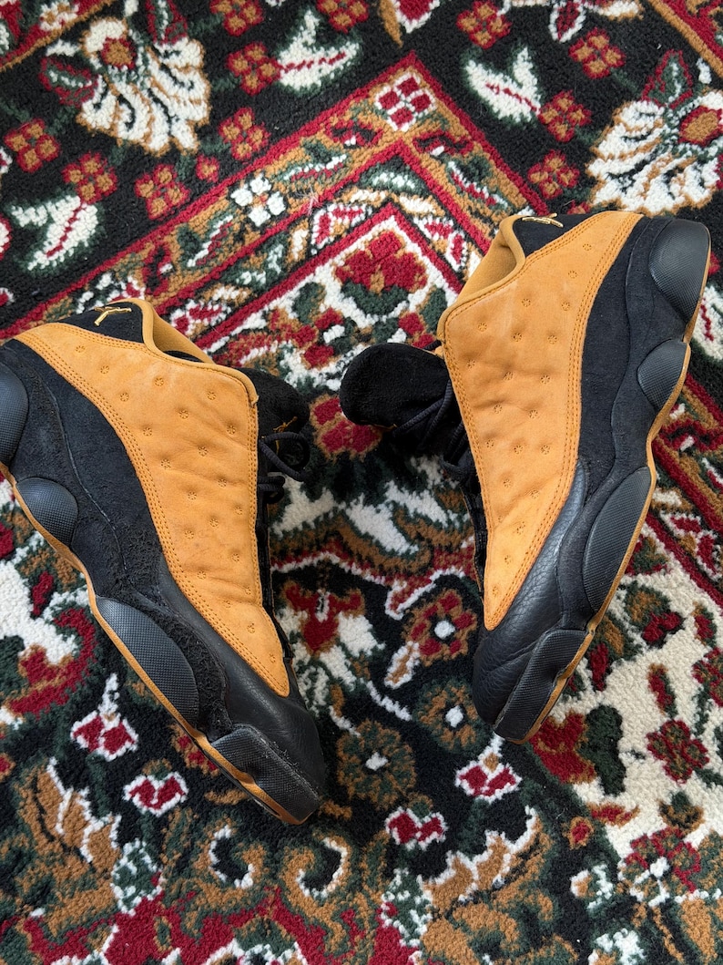 Op de afbeelding: Een set van drie keramische mokken met een gespikkelde, matte afwerking. De mokken zijn in de kleuren cr&egrave;me, lichtgrijs en donkergrijs. Elke mok heeft een eenvoudig, minimalistisch ontwerp en een afgeronde handgreep.